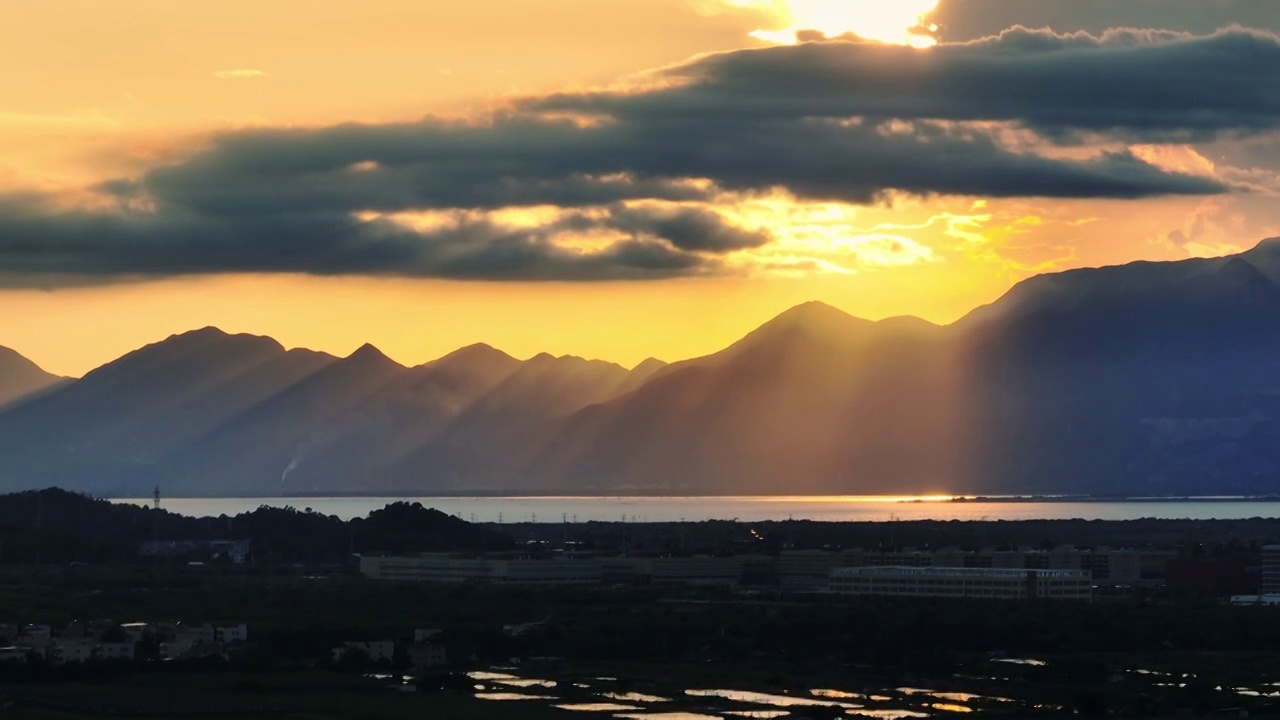 群山日落唯美乡村夕阳黄昏傍晚天空晚霞视频素材