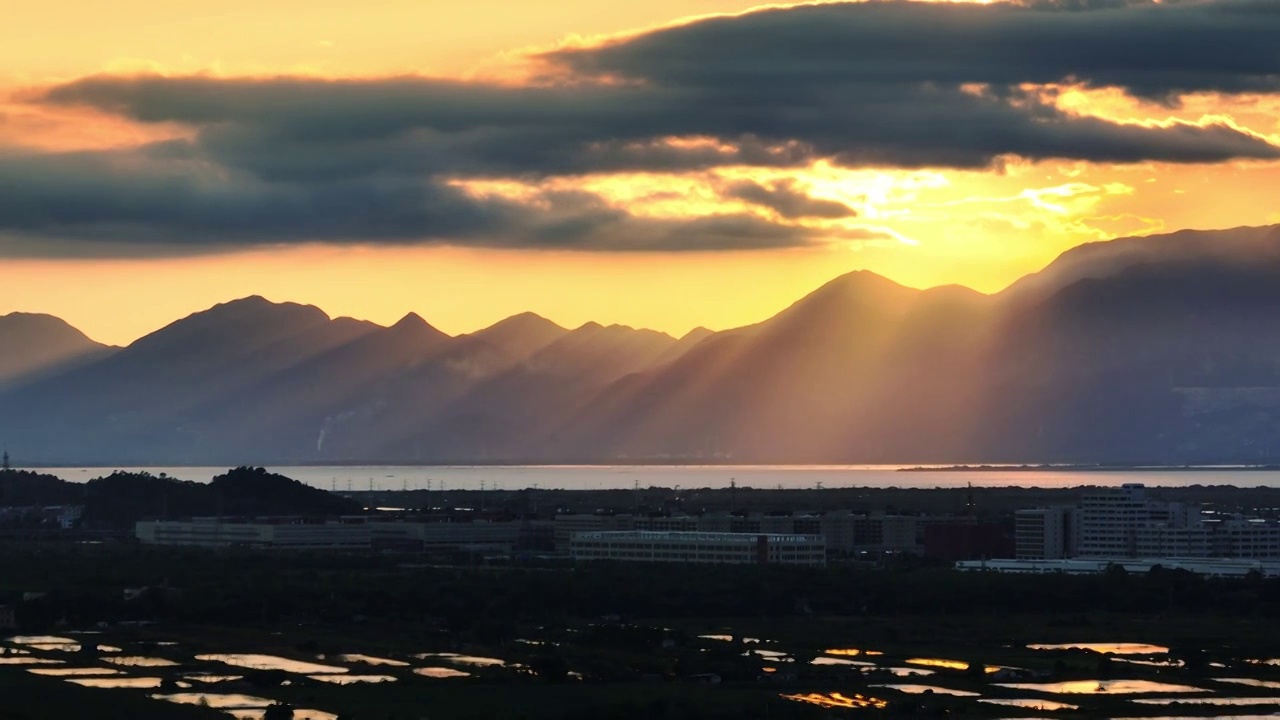 群山日落唯美乡村夕阳黄昏傍晚天空晚霞视频素材