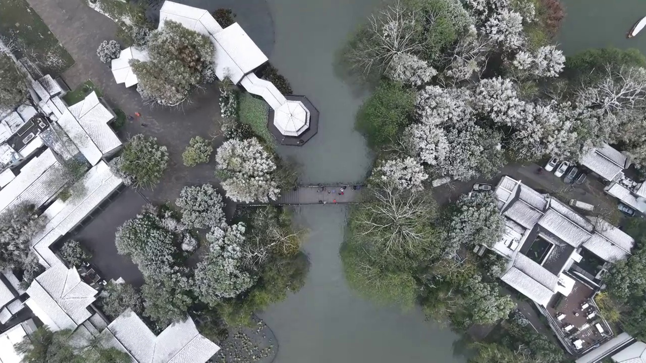 航拍杭州西湖茅家埠景区白昼雪景视频素材