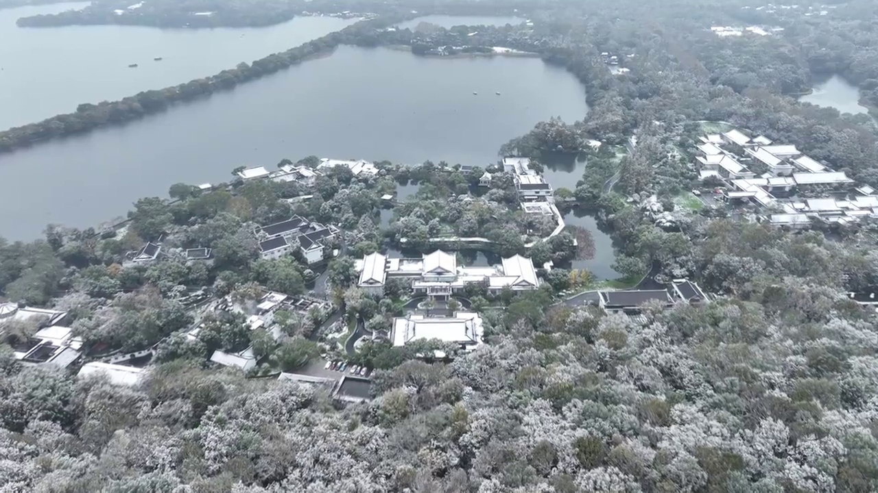 航拍杭州西湖国宾馆白昼雪景视频素材