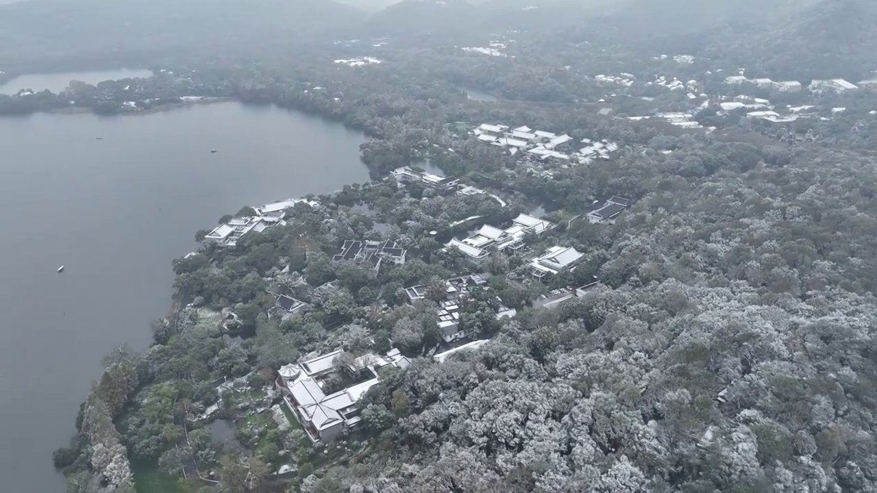 航拍杭州西湖国宾馆白昼雪景视频素材