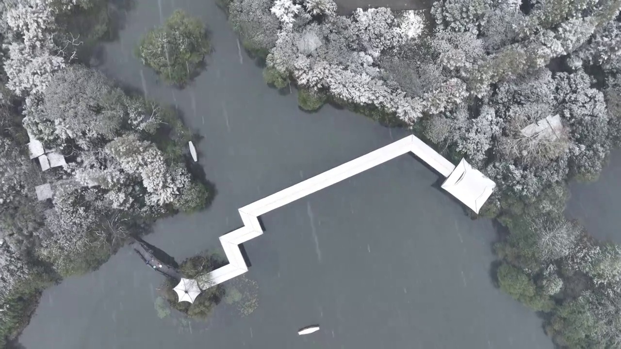 航拍杭州西湖浴鹄湾霁虹桥白昼雪景视频素材