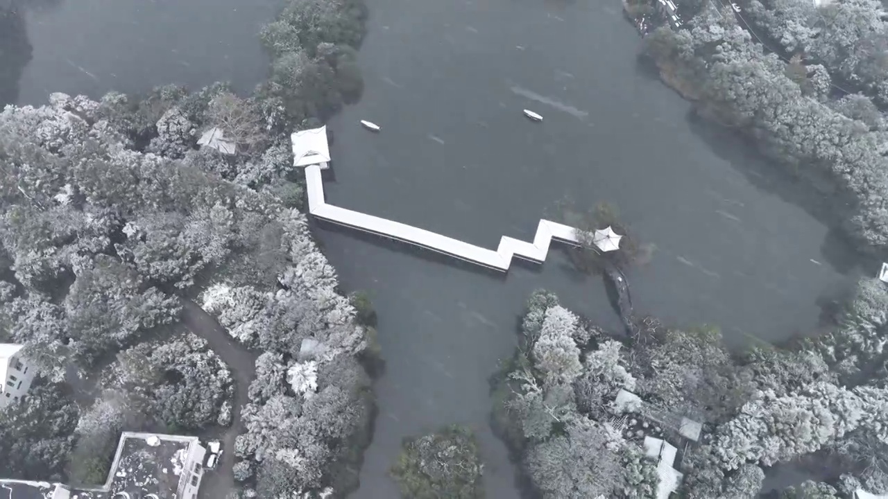 航拍杭州西湖浴鹄湾霁虹桥白昼雪景视频素材