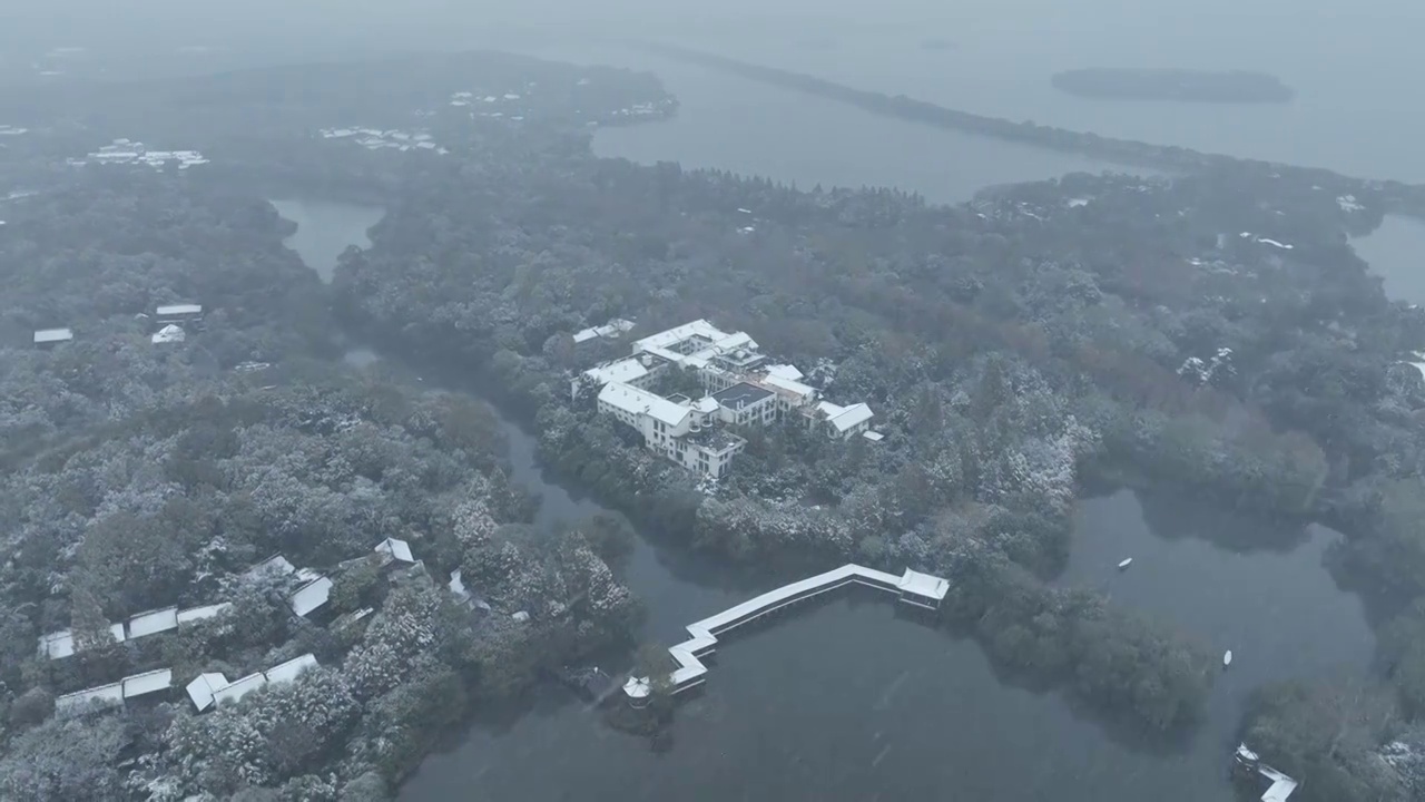 航拍杭州西湖浴鹄湾霁虹桥白昼雪景视频素材