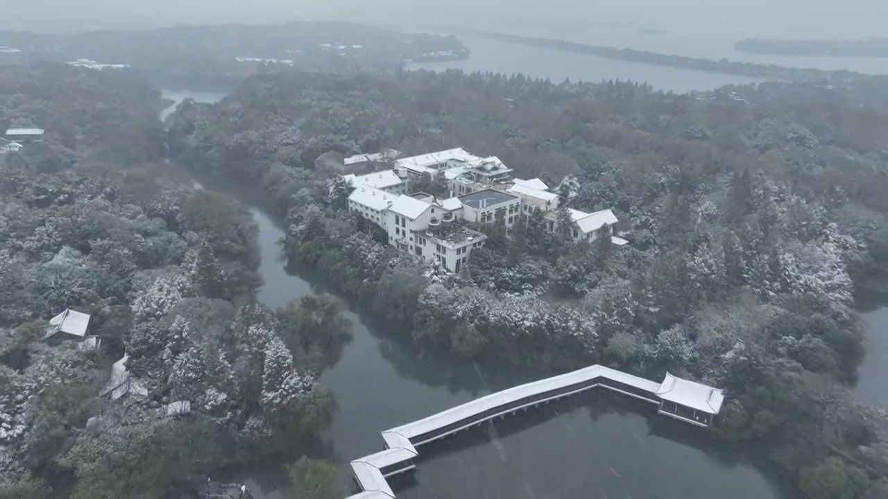 航拍杭州西湖浴鹄湾霁虹桥白昼雪景视频素材