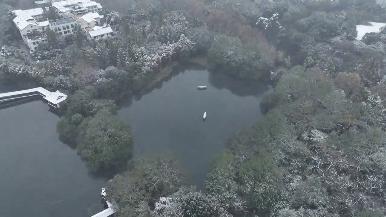 航拍杭州西湖浴鹄湾霁虹桥白昼雪景视频素材