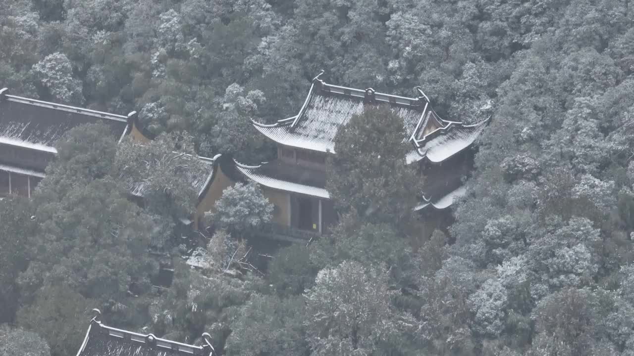 航拍杭州灵隐寺白昼雪景视频素材