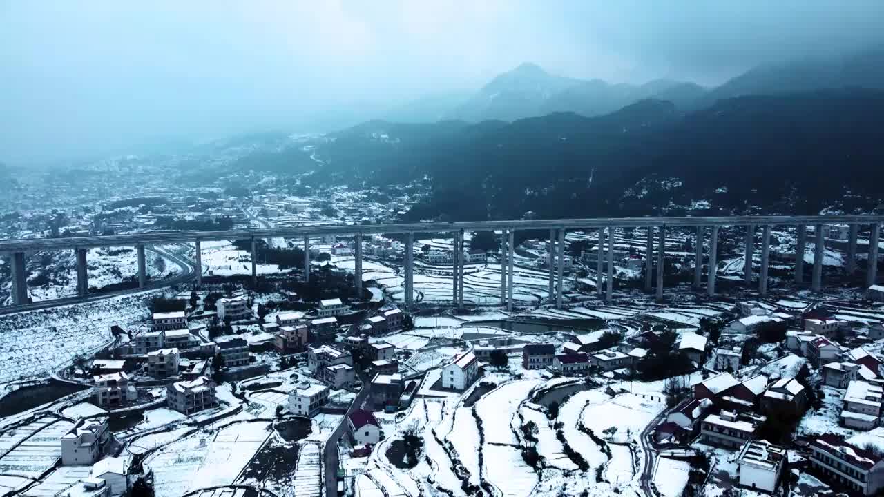 冬季大雪中的乡村与高速公路视频下载