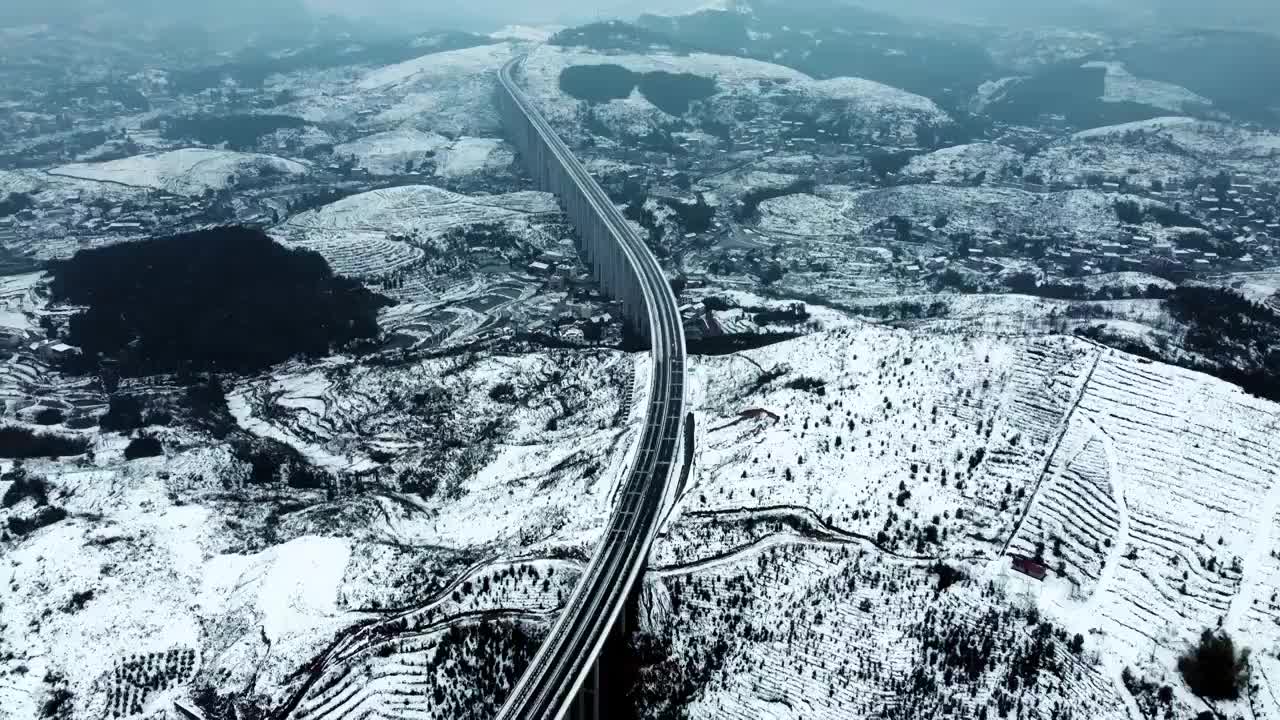 冬季大雪天气里的乡村与高速公路视频素材