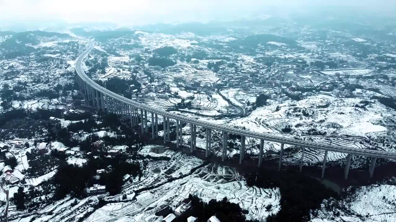 冬季大雪天气里的乡村与高速公路视频素材