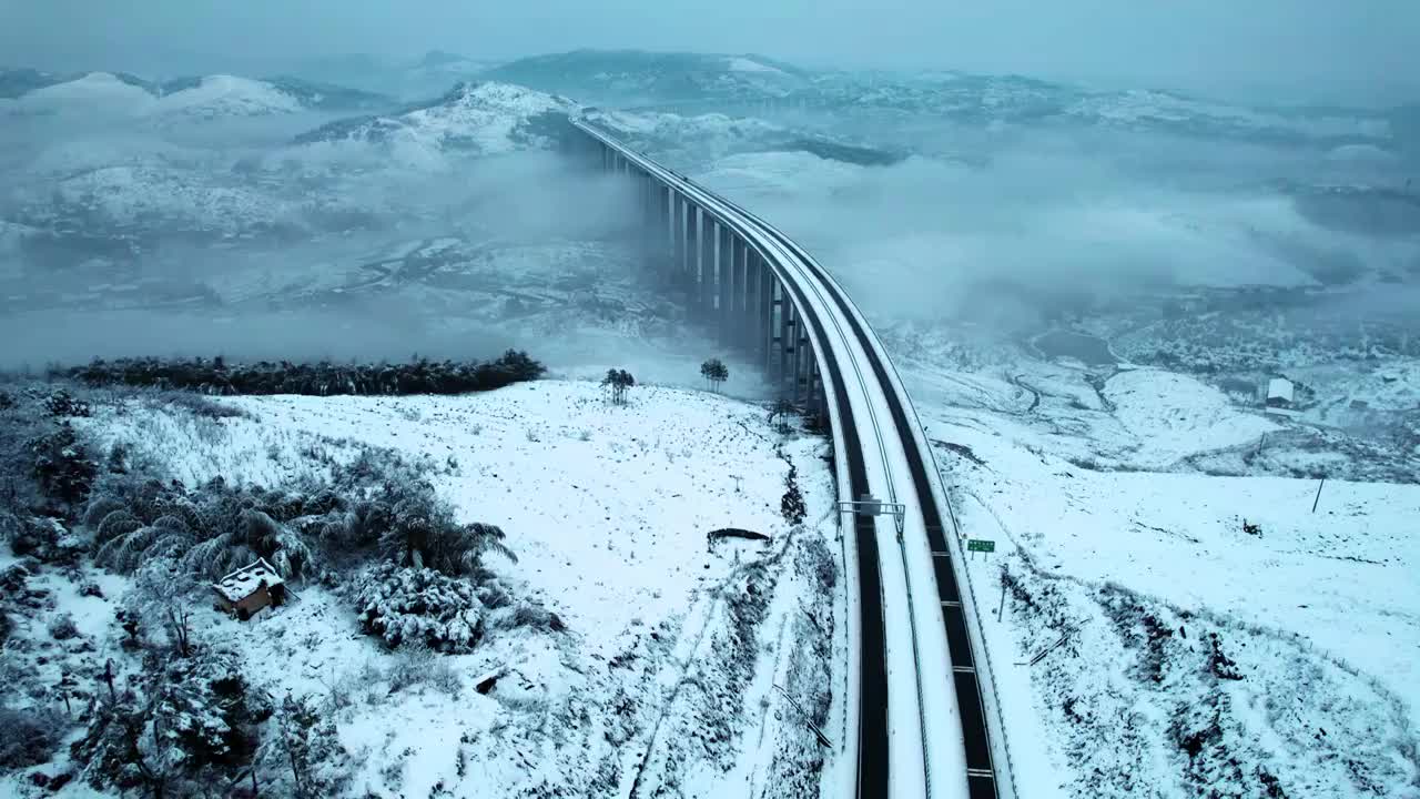 冬季冰雪覆盖的乡村与高速公路视频素材