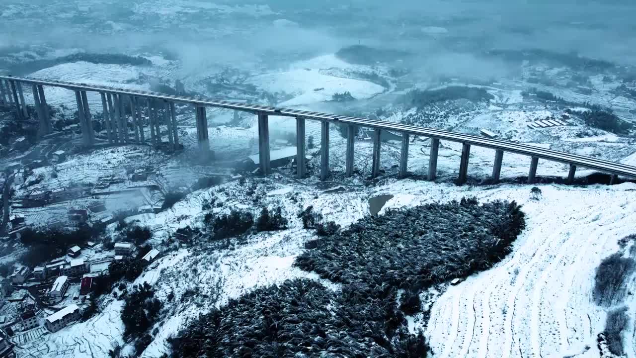 冬季大雪天气里的乡村与高速公路视频下载