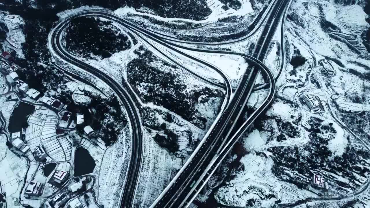 冬季大雪天气里的乡村与高速公路视频下载