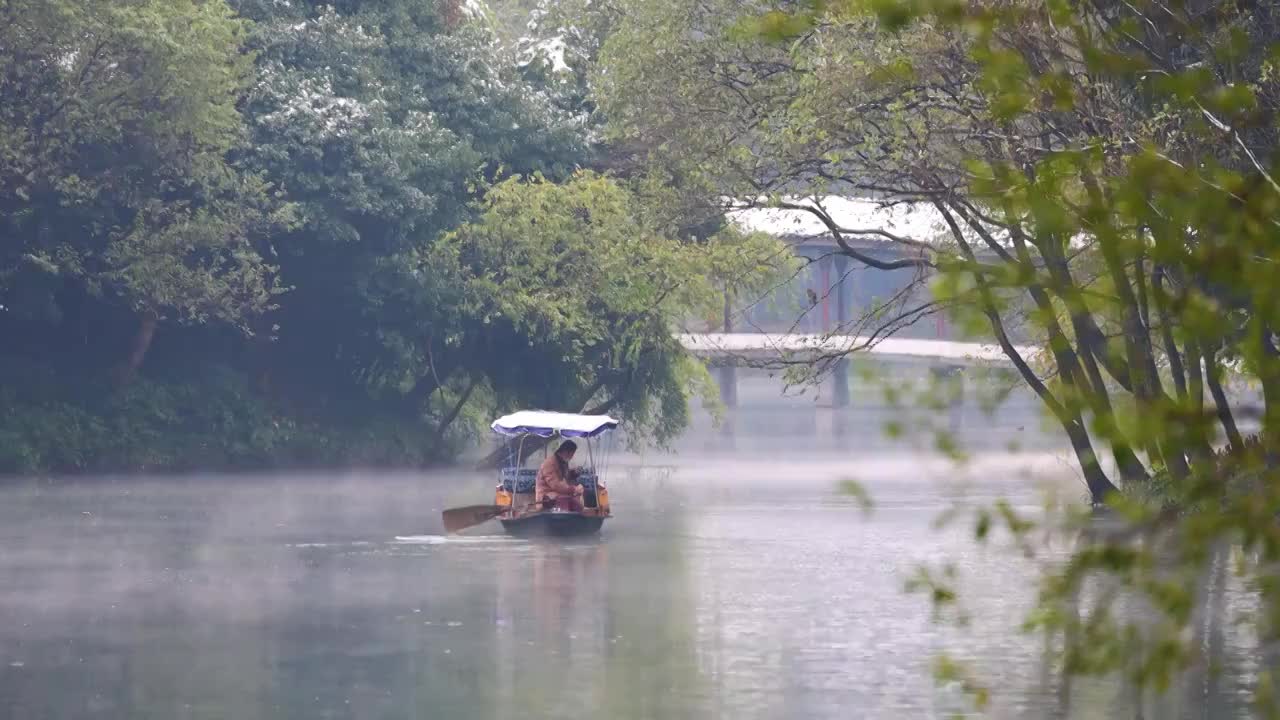 西湖湖面晨雾缭绕空镜视频素材