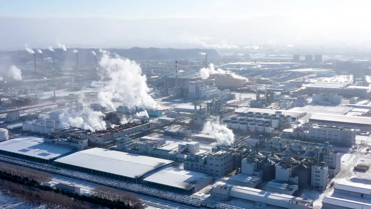 航拍冬天晴朗天气化工厂烟雾热气翻滚雪景视频素材