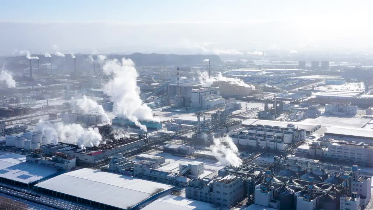 航拍冬天晴朗天气化工厂烟雾热气翻滚雪景视频素材