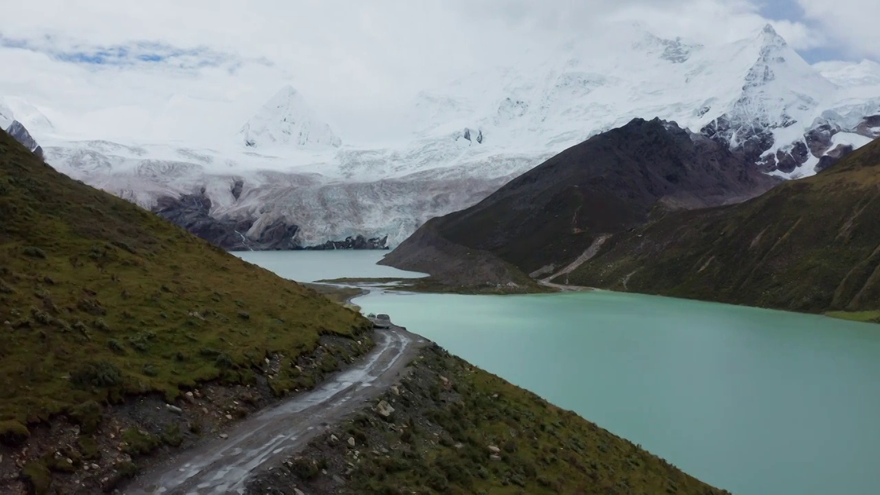 航拍汽车行驶在西藏萨普神山景区险峻的山路上视频素材