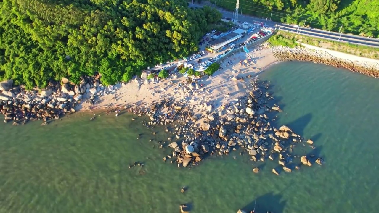 4K海边玩耍度假海边沙滩露营视频素材