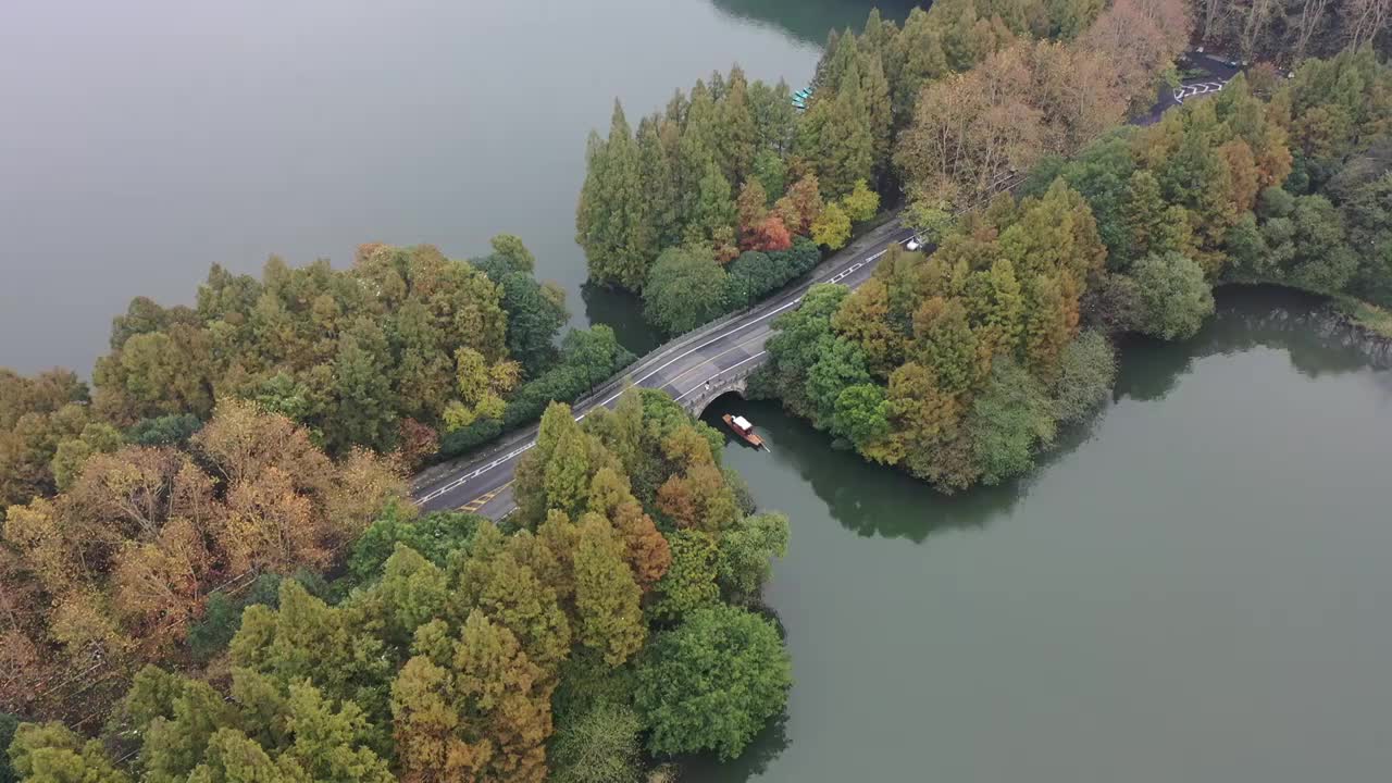 航拍杭州西湖杨公堤秋色视频素材