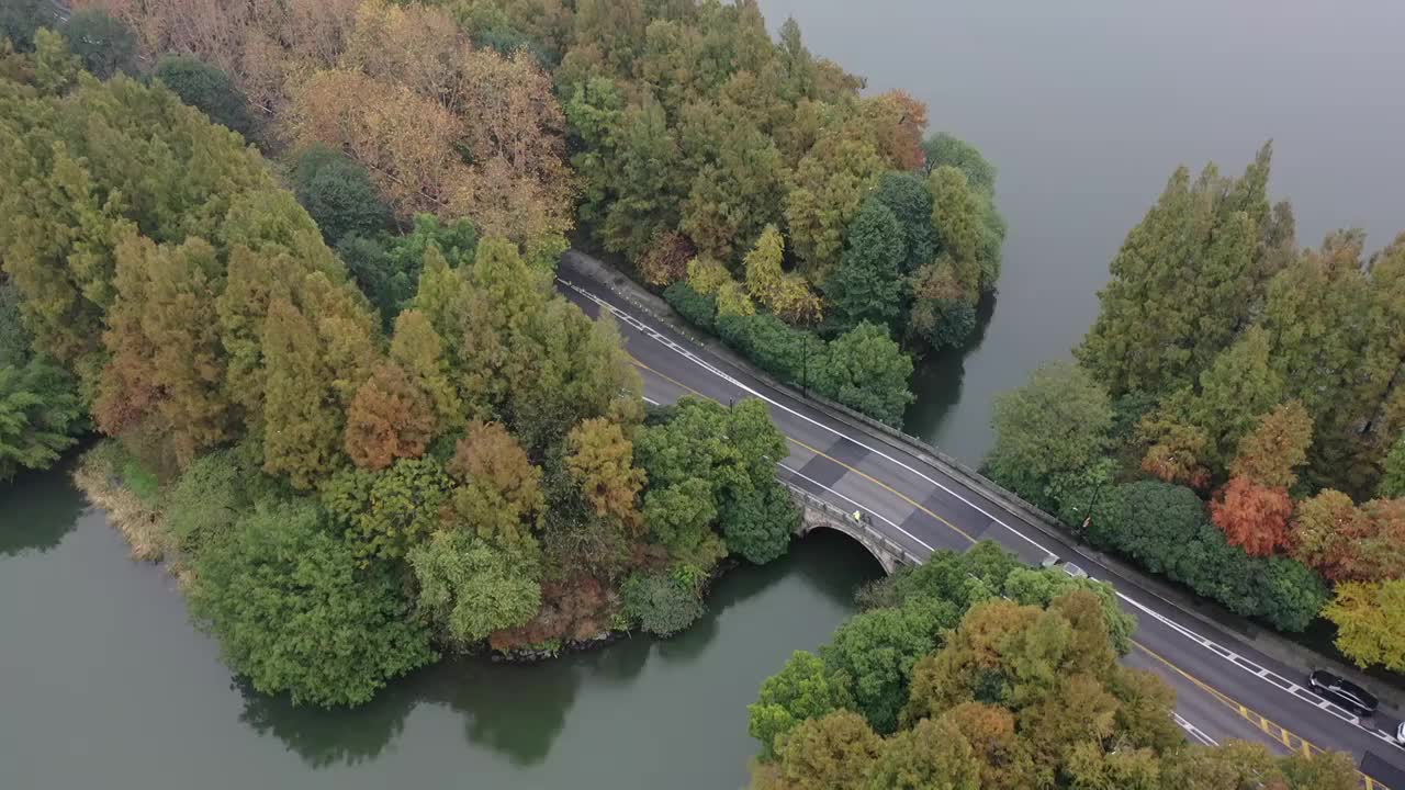 航拍杭州西湖杨公堤秋色视频素材