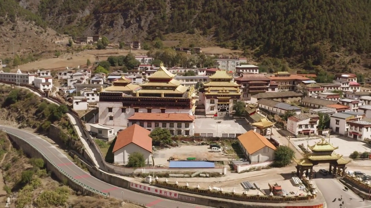 神秘的藏传佛教圣地甘孜州稻城县贡嘎朗吉岭寺视频素材