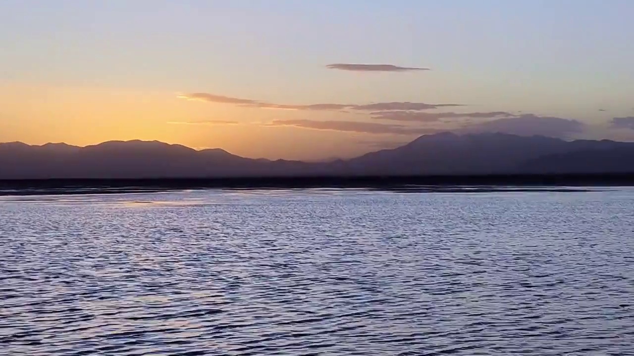 夕阳下的湖面，茶卡盐湖的夕阳视频素材