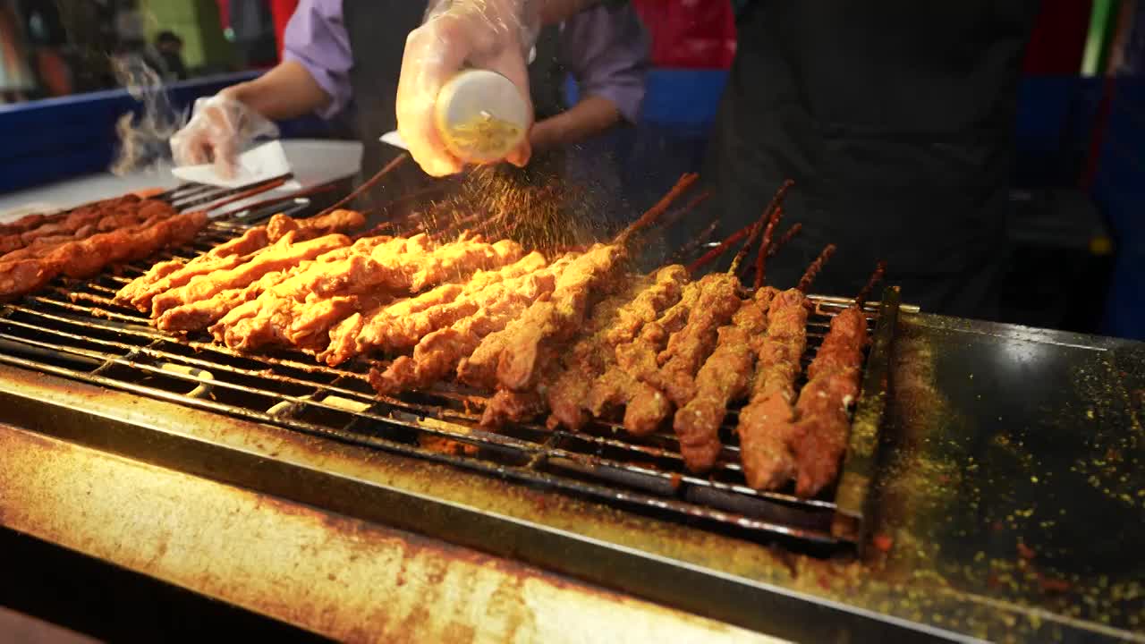 慢镜头升格拍摄城市街头美食小吃烧烤烹饪视频素材