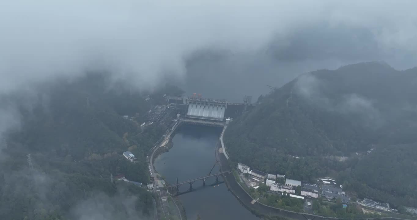 航拍云雾中的杭州建德新安江水电站白昼风光视频素材