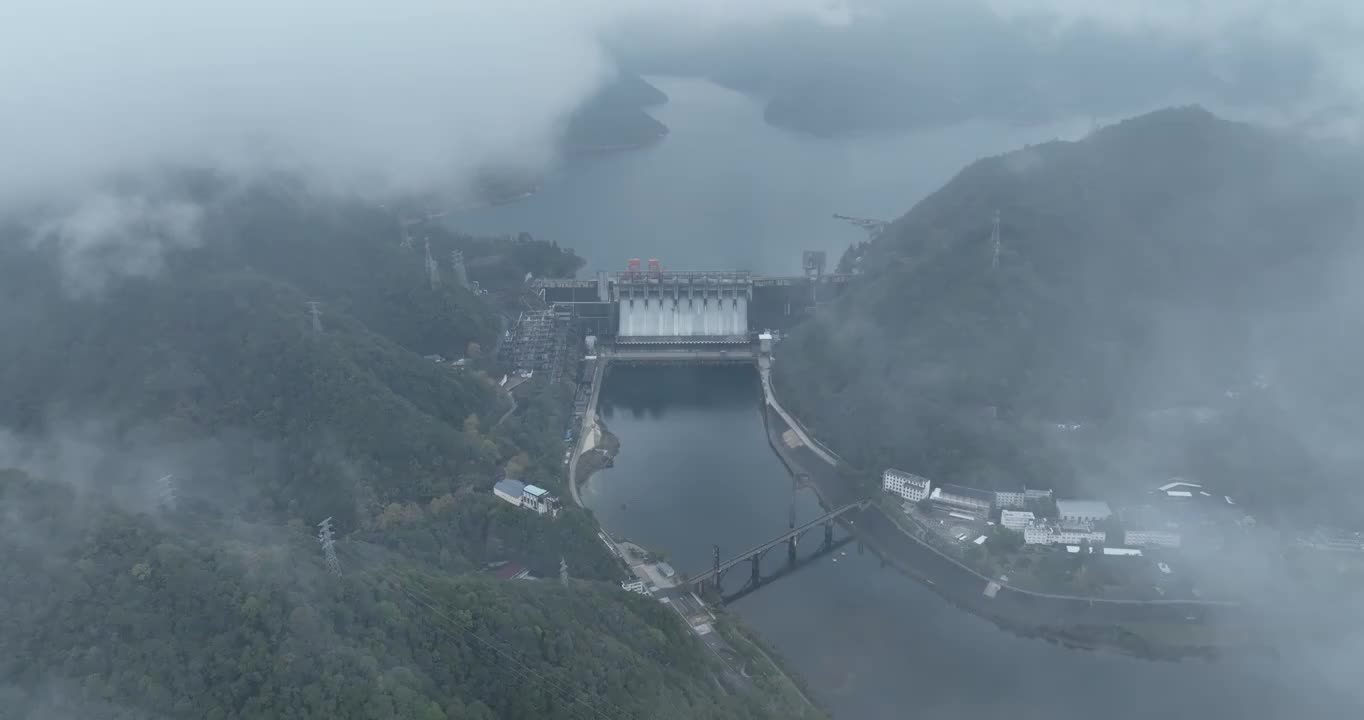 航拍云雾中的杭州建德新安江水电站白昼风光视频素材