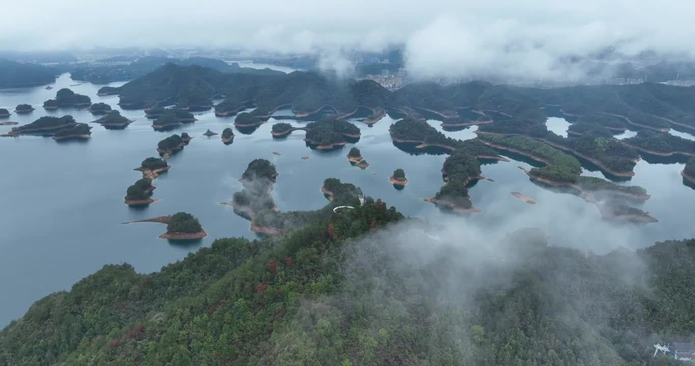 航拍云雾中的杭州千岛湖黄山尖景区白昼风光视频素材