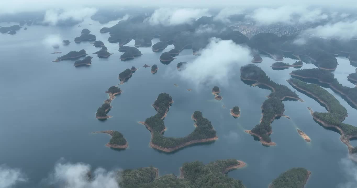 航拍云雾中的杭州千岛湖黄山尖景区白昼风光视频素材