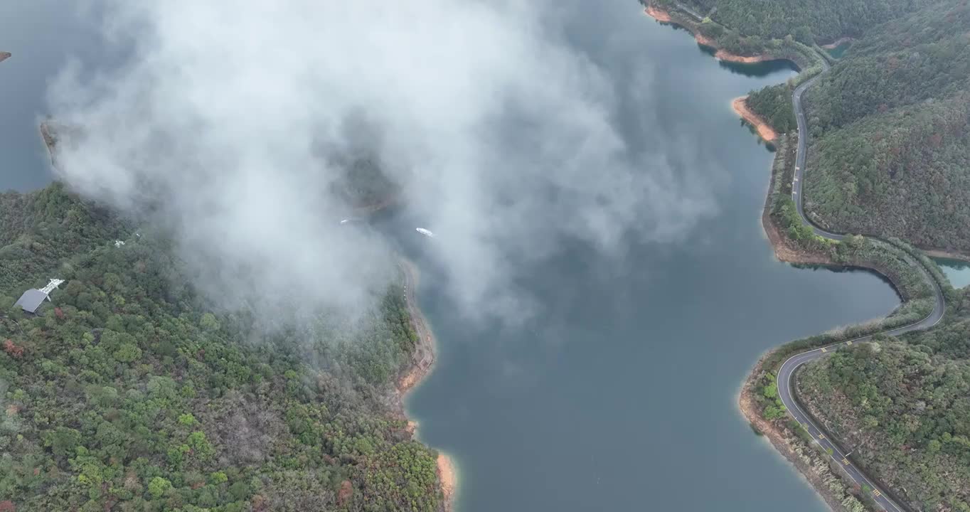 航拍云雾中的杭州千岛湖黄山尖景区白昼风光视频素材