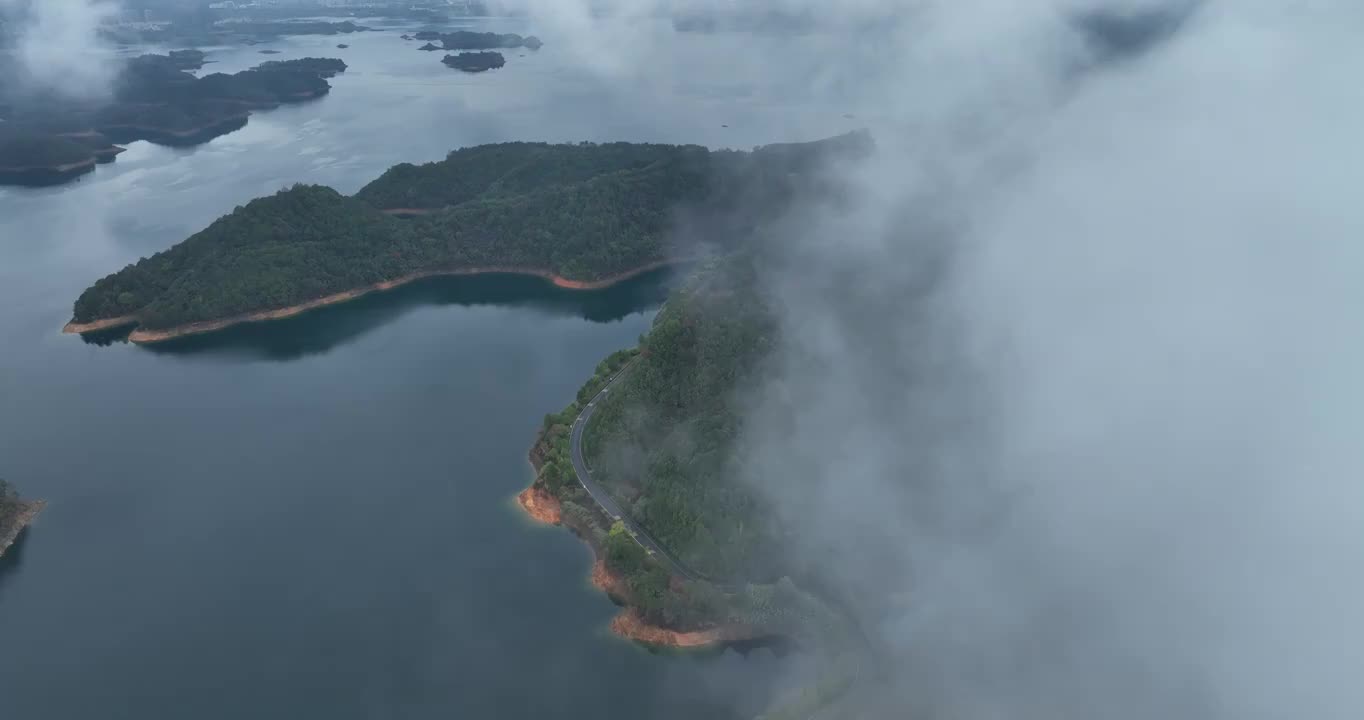 航拍云雾中的杭州千岛湖黄山尖景区白昼风光视频素材