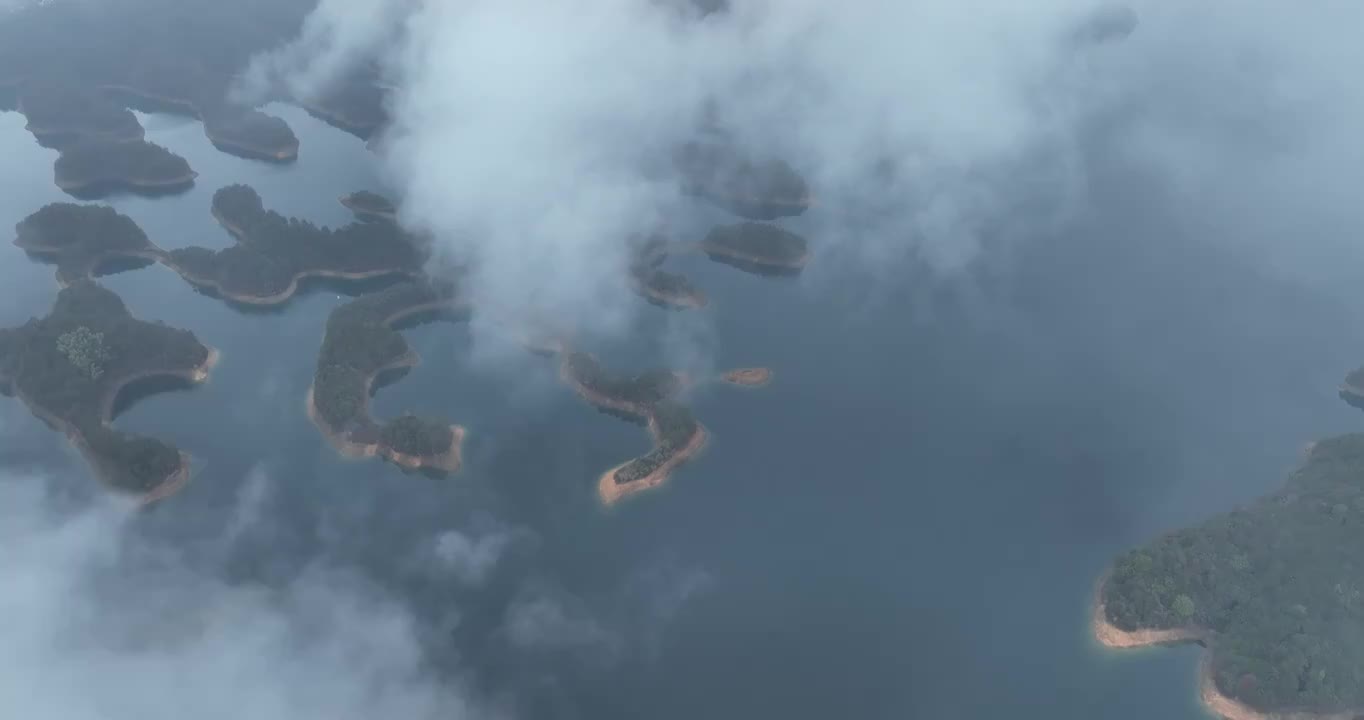 航拍云雾中的杭州千岛湖黄山尖景区白昼风光视频素材