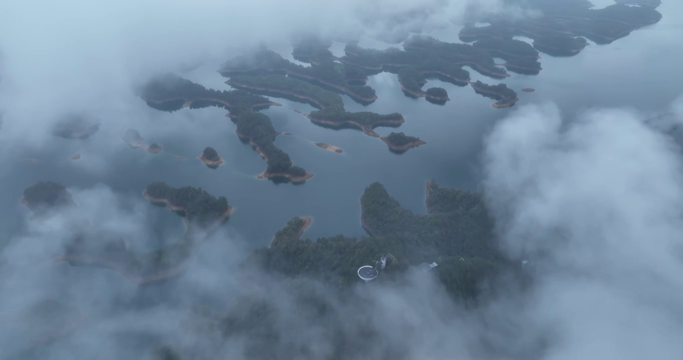 航拍云雾中的杭州千岛湖黄山尖景区白昼风光视频素材