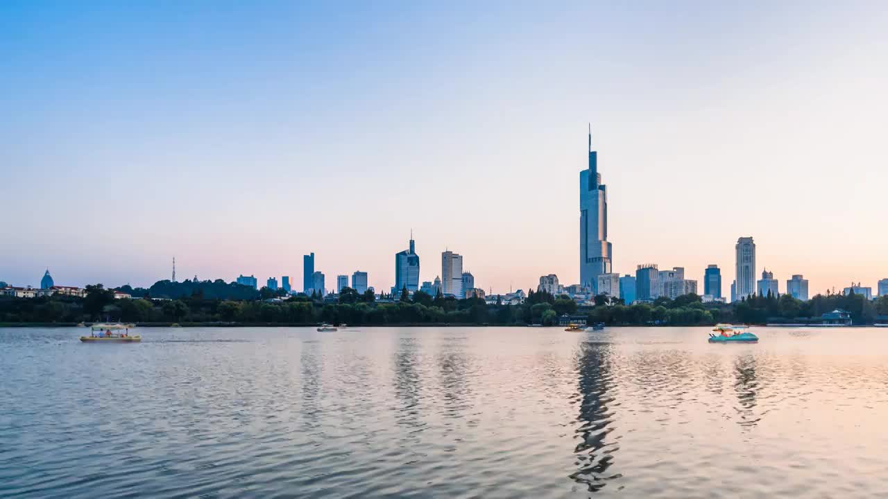 中国江苏南京紫峰大厦和玄武湖上的游船延时摄影航拍夜景视频素材