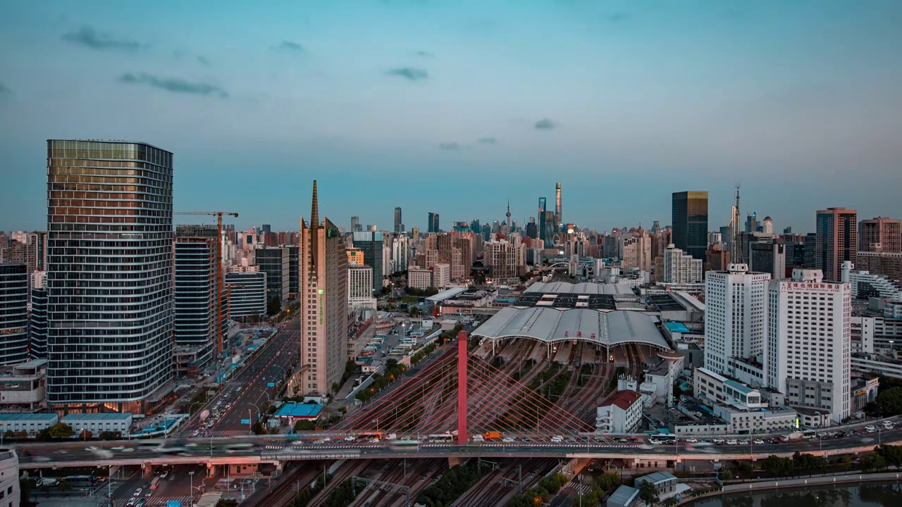 上海火车站日转夜延时视频素材