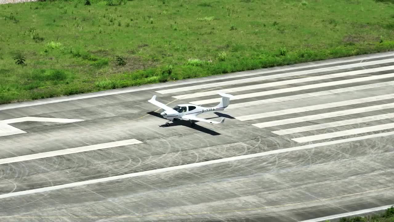 航拍通用航空飞机起飞视频素材