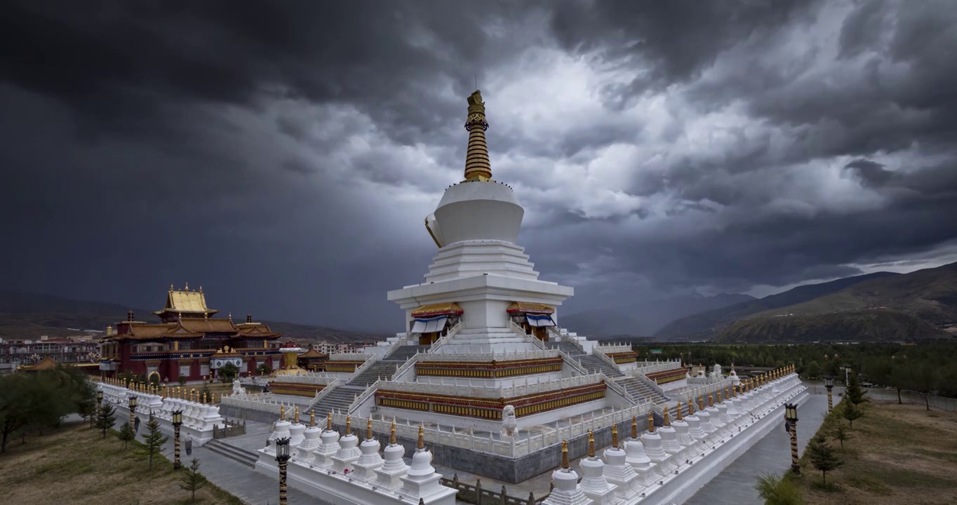 白塔，云层下的白塔寺，那仓寺的白塔，佛教文化视频素材