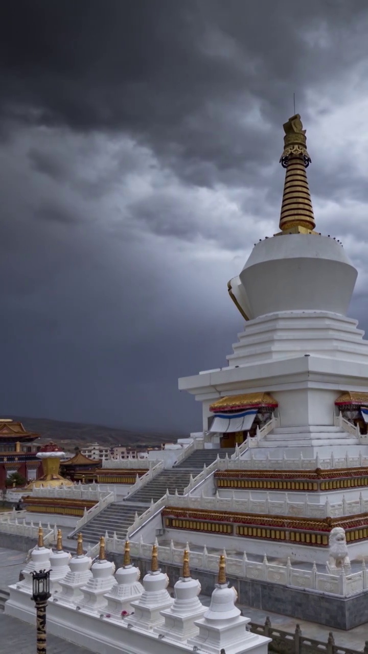 白塔，云层下的白塔寺，那仓寺的白塔，佛教文化视频素材