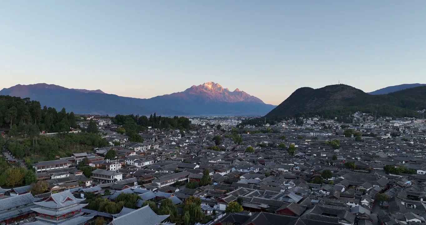 丽江古城玉龙雪山航拍视频素材