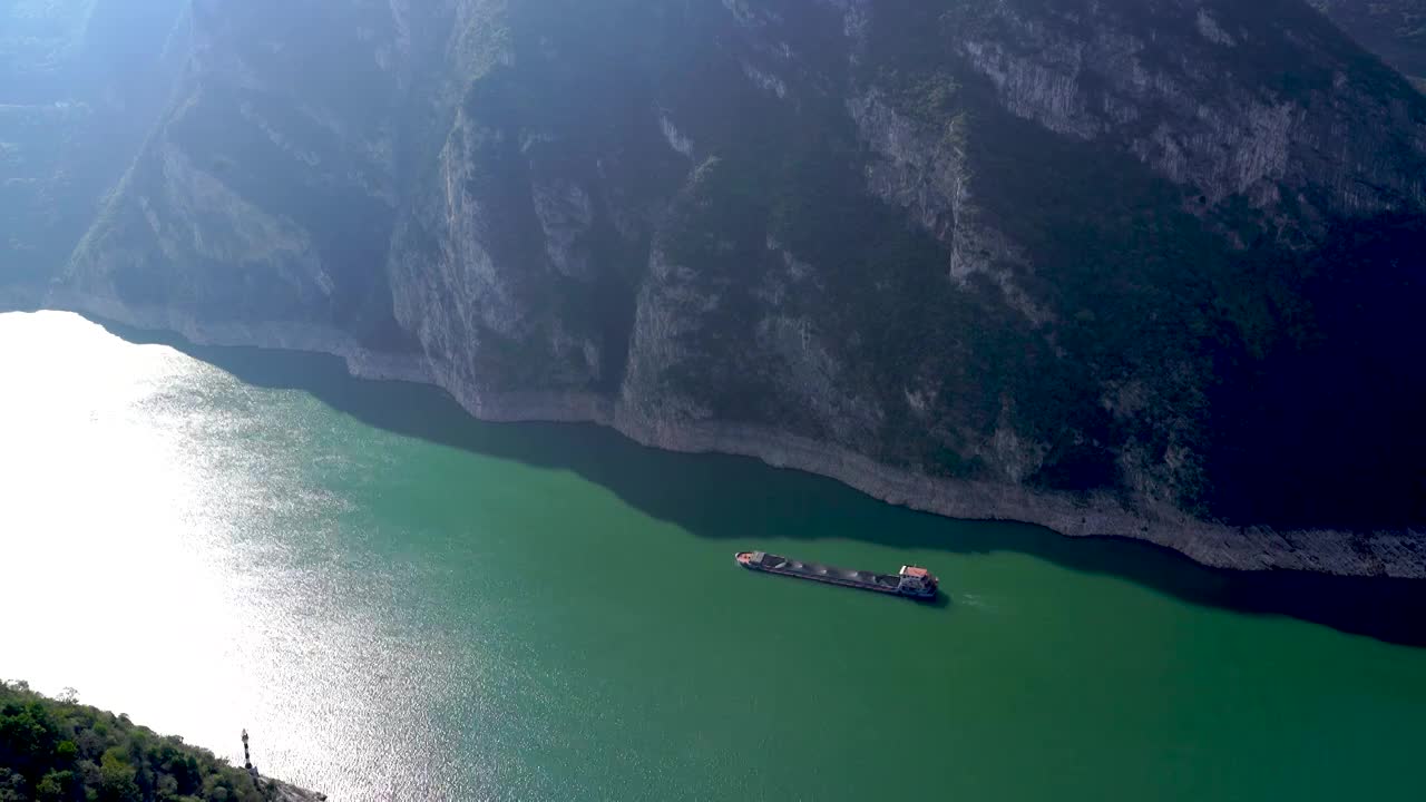 船舶行驶在波光粼粼的长江三峡西陵峡视频素材