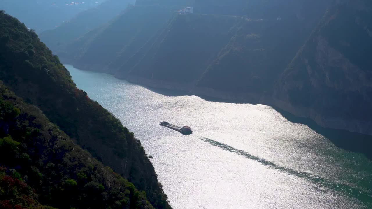 船舶行驶在波光粼粼的长江三峡西陵峡视频素材