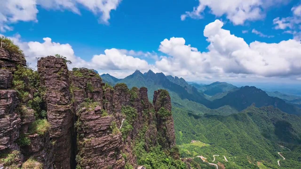 夏日晴天里的广西贵港北帝山美景视频素材