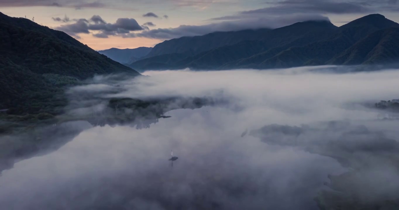 清晨的大九湖，大九湖的晨雾，神农架的风景，若隐若现的仙境视频素材