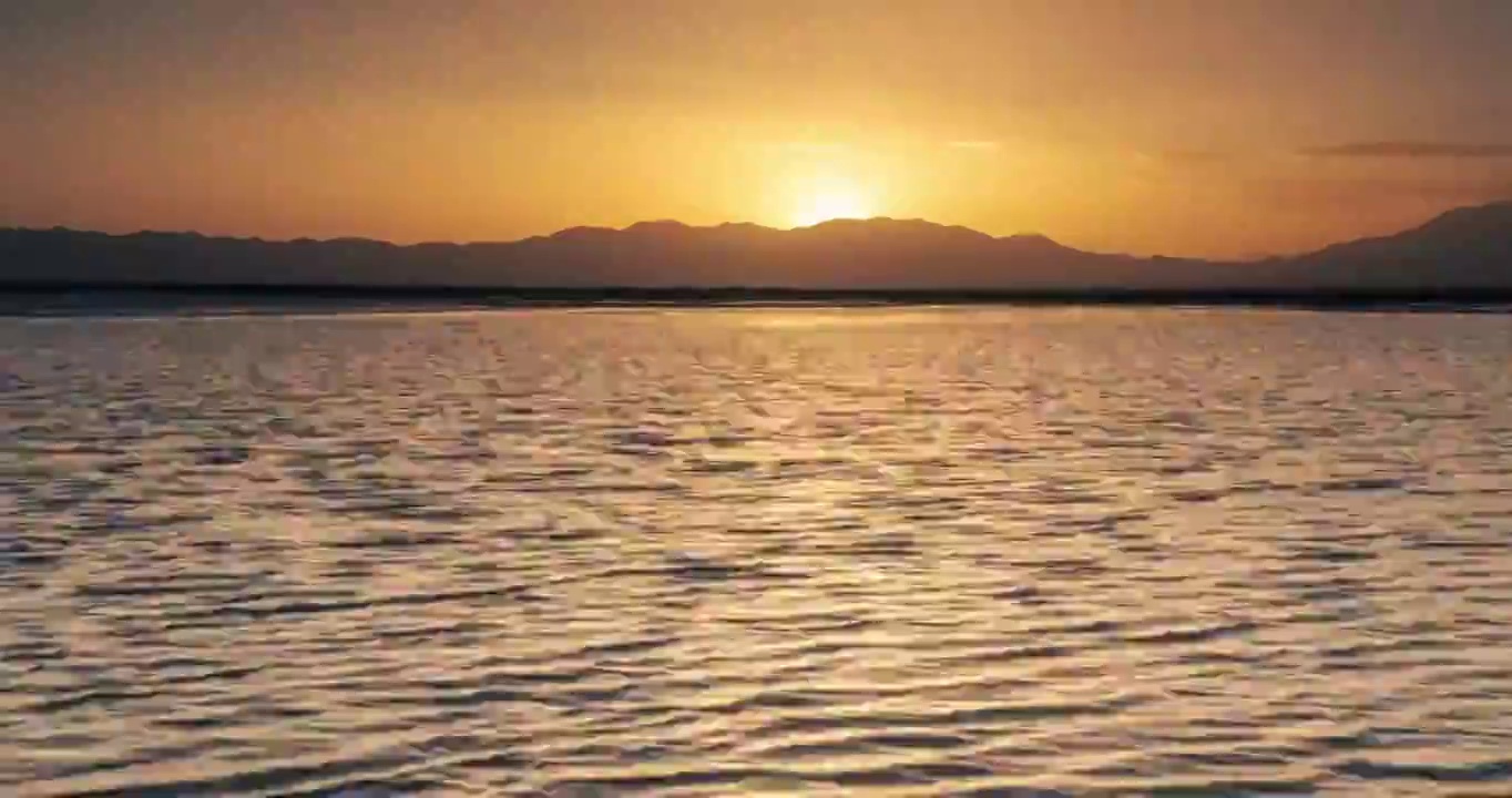 日落时的湖面，夕阳下的水面，黄昏时的湖泊视频素材