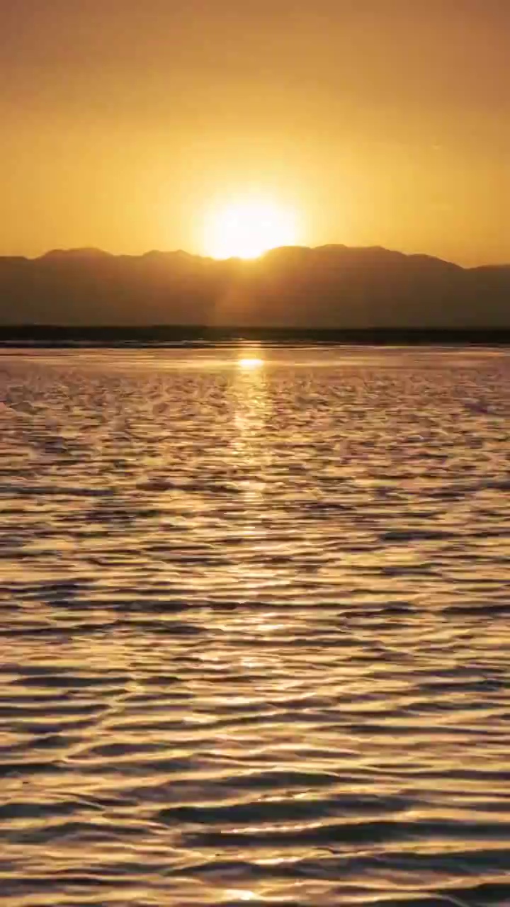 日落时的湖面，夕阳下的水面，黄昏时的湖泊视频素材