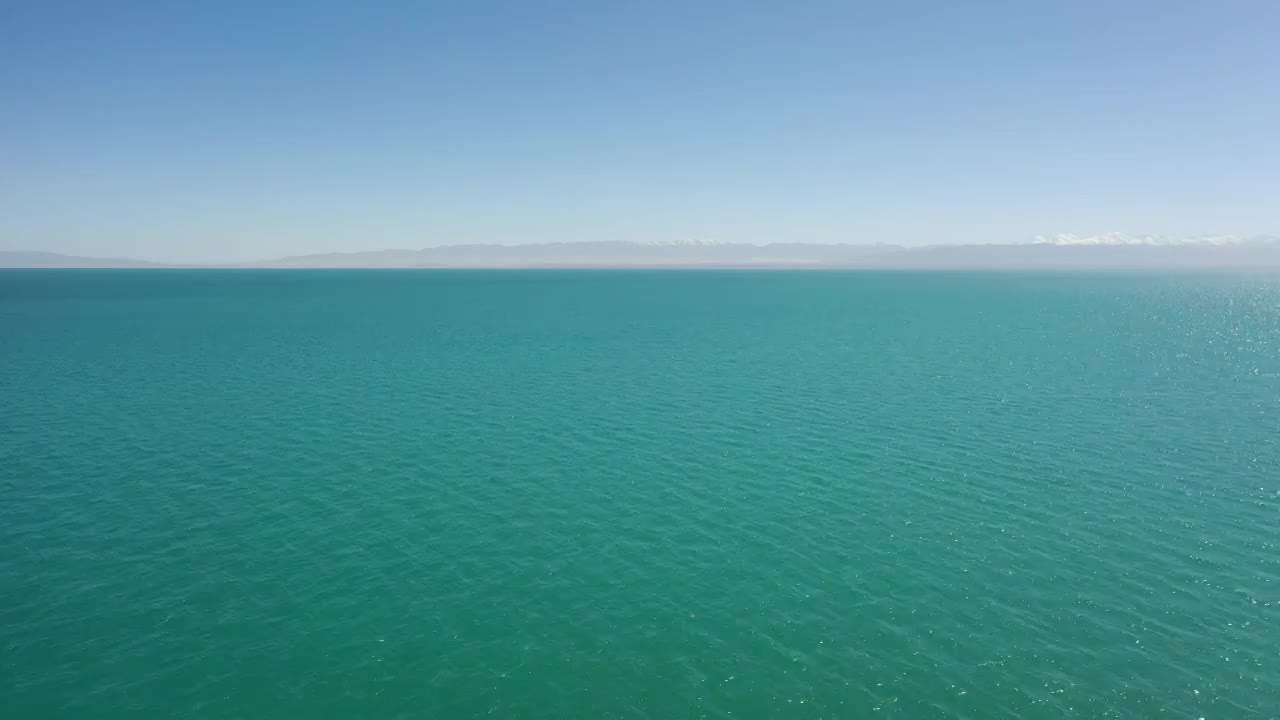 蓝色的水面，平静自然，极简的背景，蔚蓝色的水面视频素材