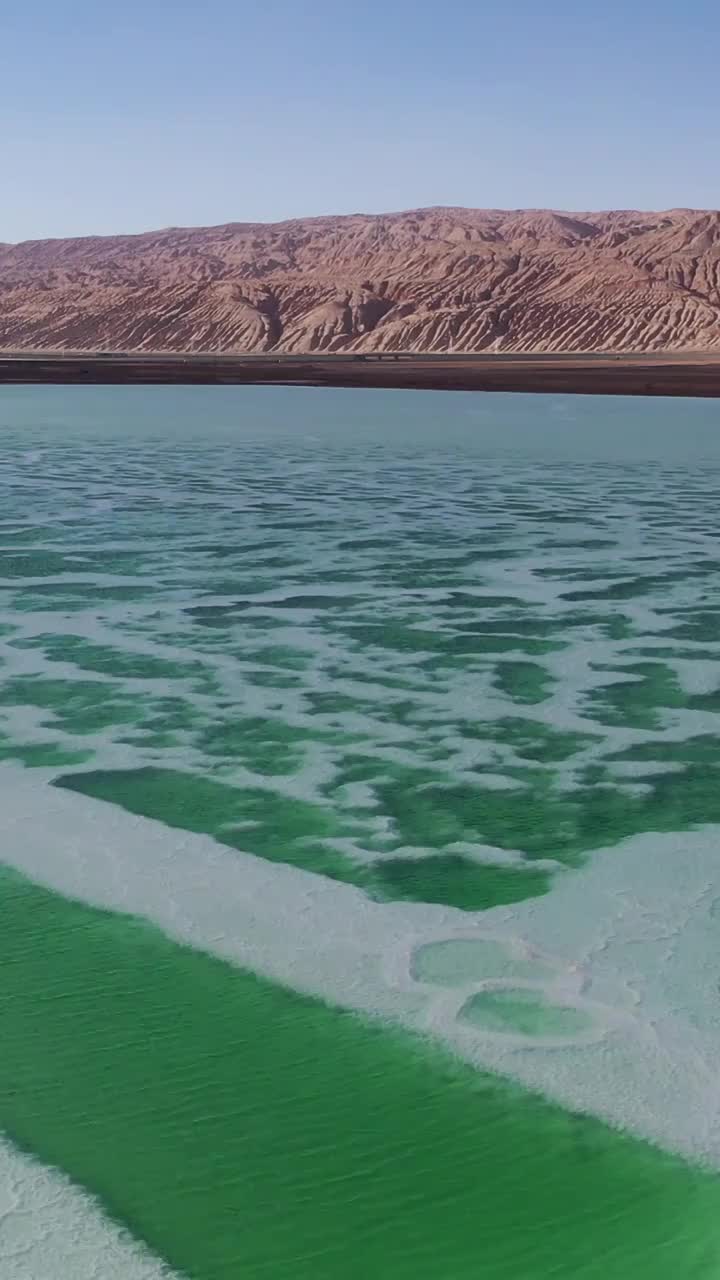 盐湖的航拍视角，翡翠色的盐湖，茫崖翡翠湖视频素材