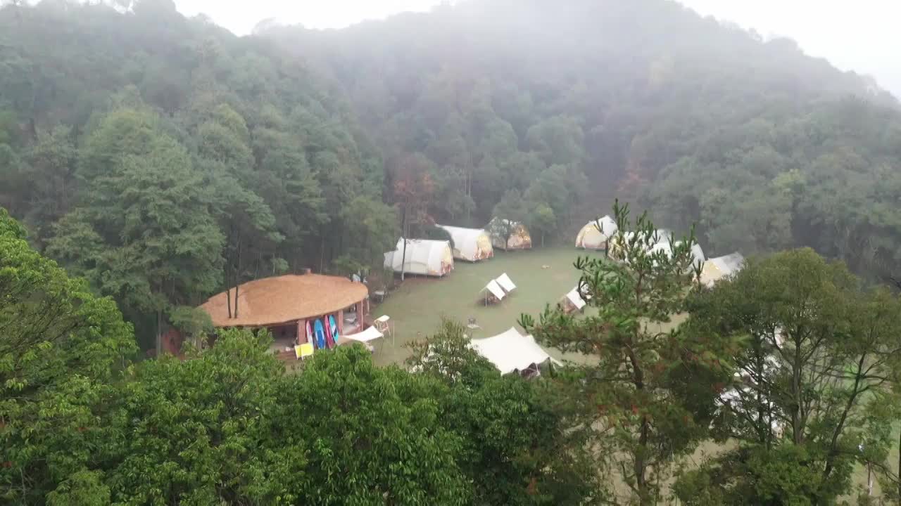 野奢露营地云雾晨曦航拍视频素材